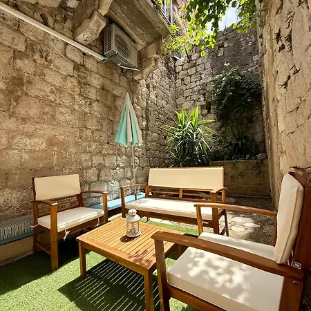 Manor House Aman Apartment *