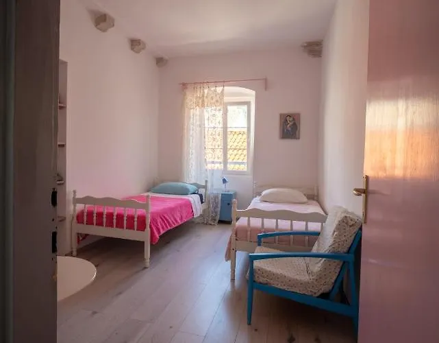 Manor House Aman Комижа