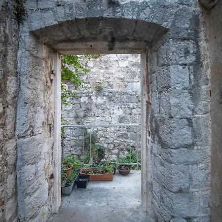 Manor House Aman Комижа